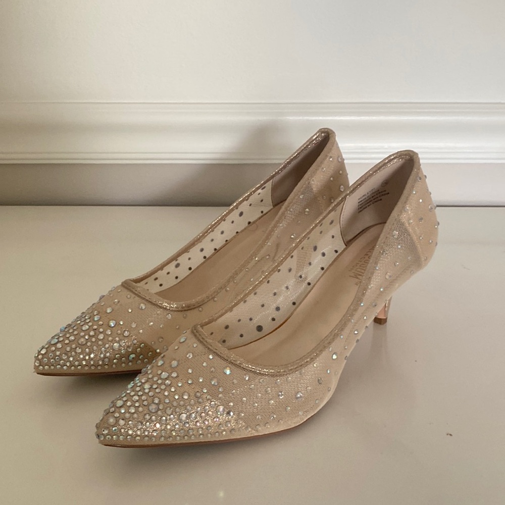 Kitten heel point toe shoe